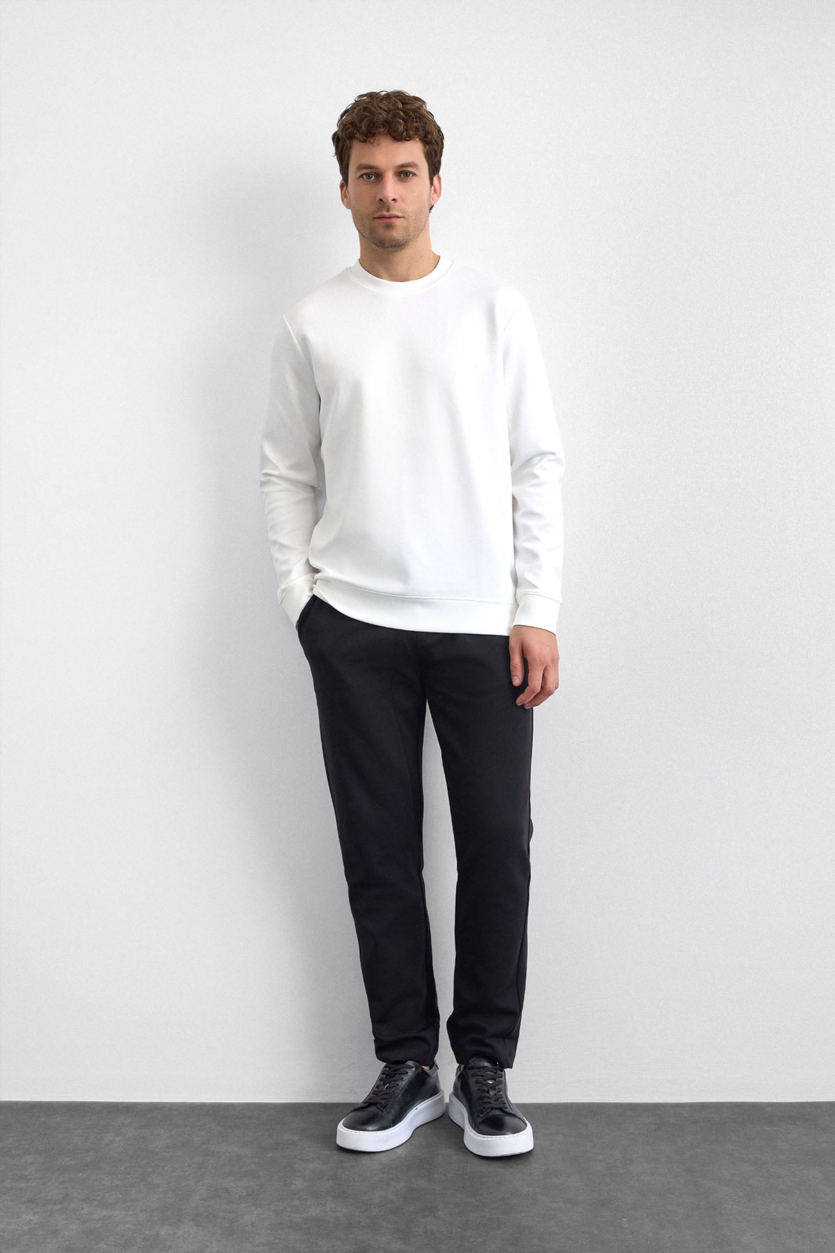 Beyaz Regular Fit Bisiklet Yaka Sweatshirt