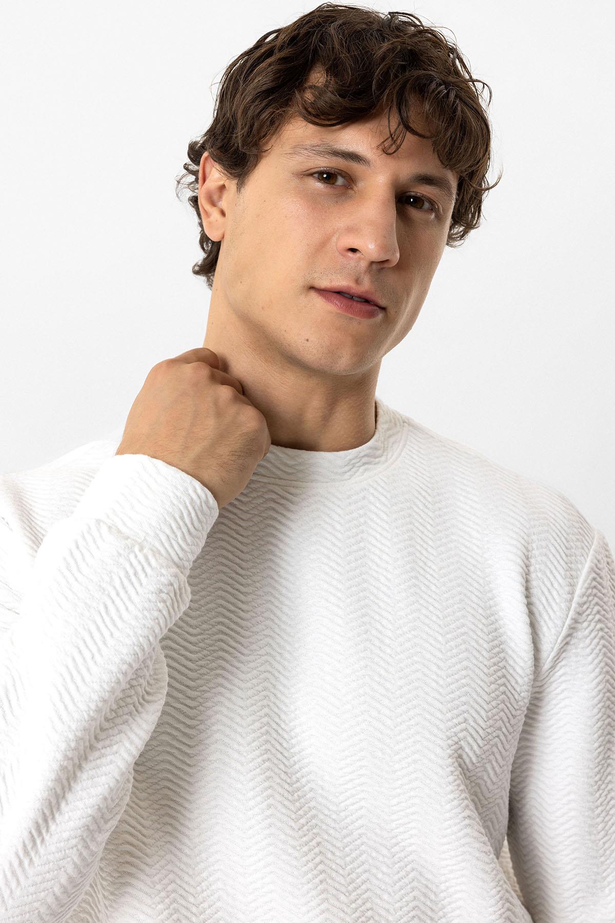 Beyaz Regular Fit Pamuklu Desenli Bisiklet Yaka Sweatshirt