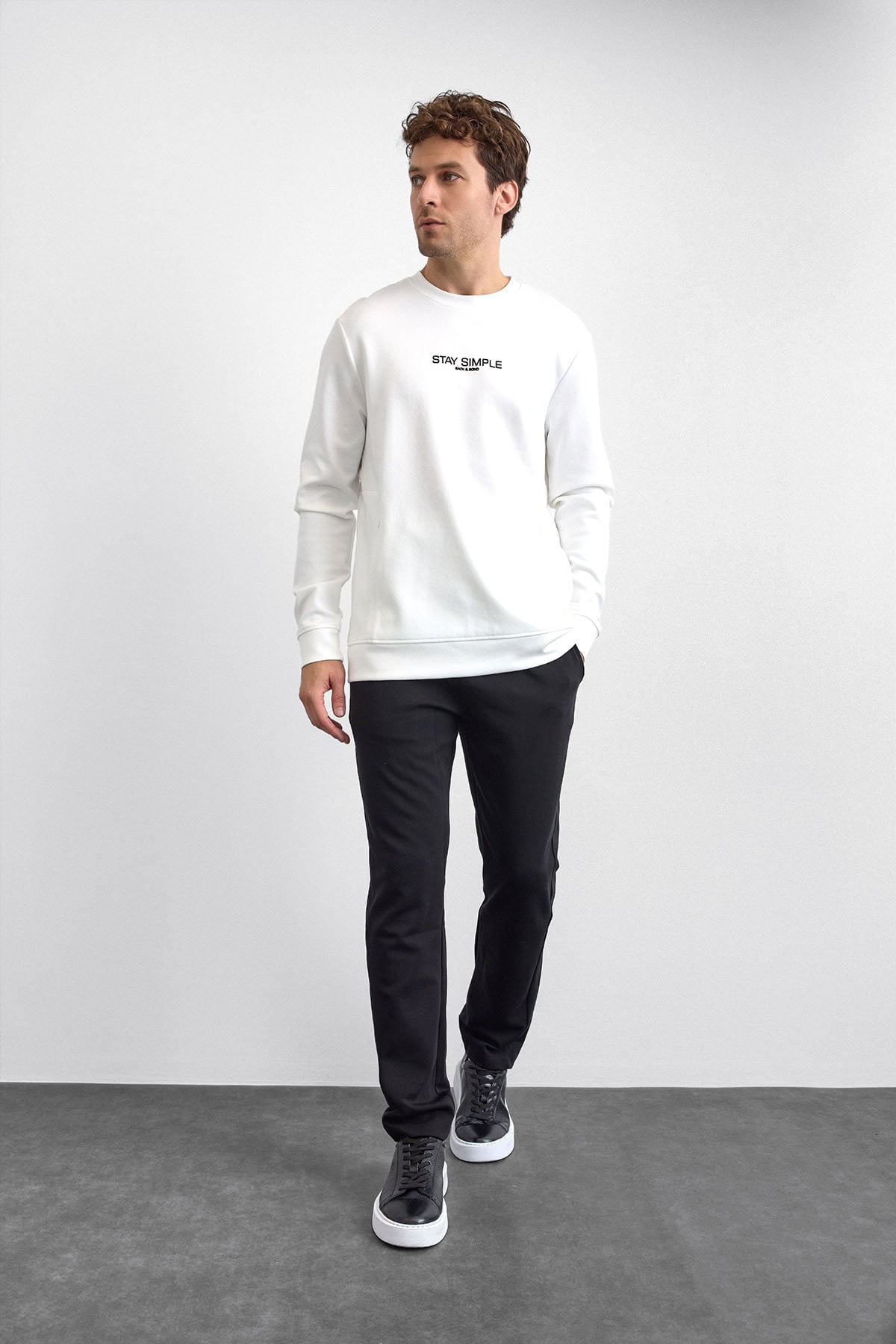 Beyaz Regular Fit Bisiklet Yaka Sweatshirt