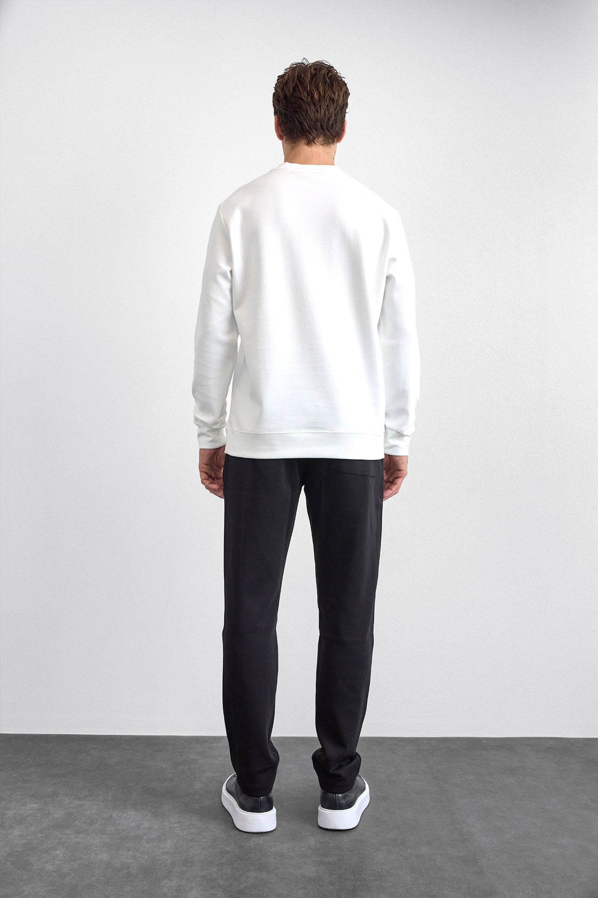 Beyaz Regular Fit Bisiklet Yaka Sweatshirt