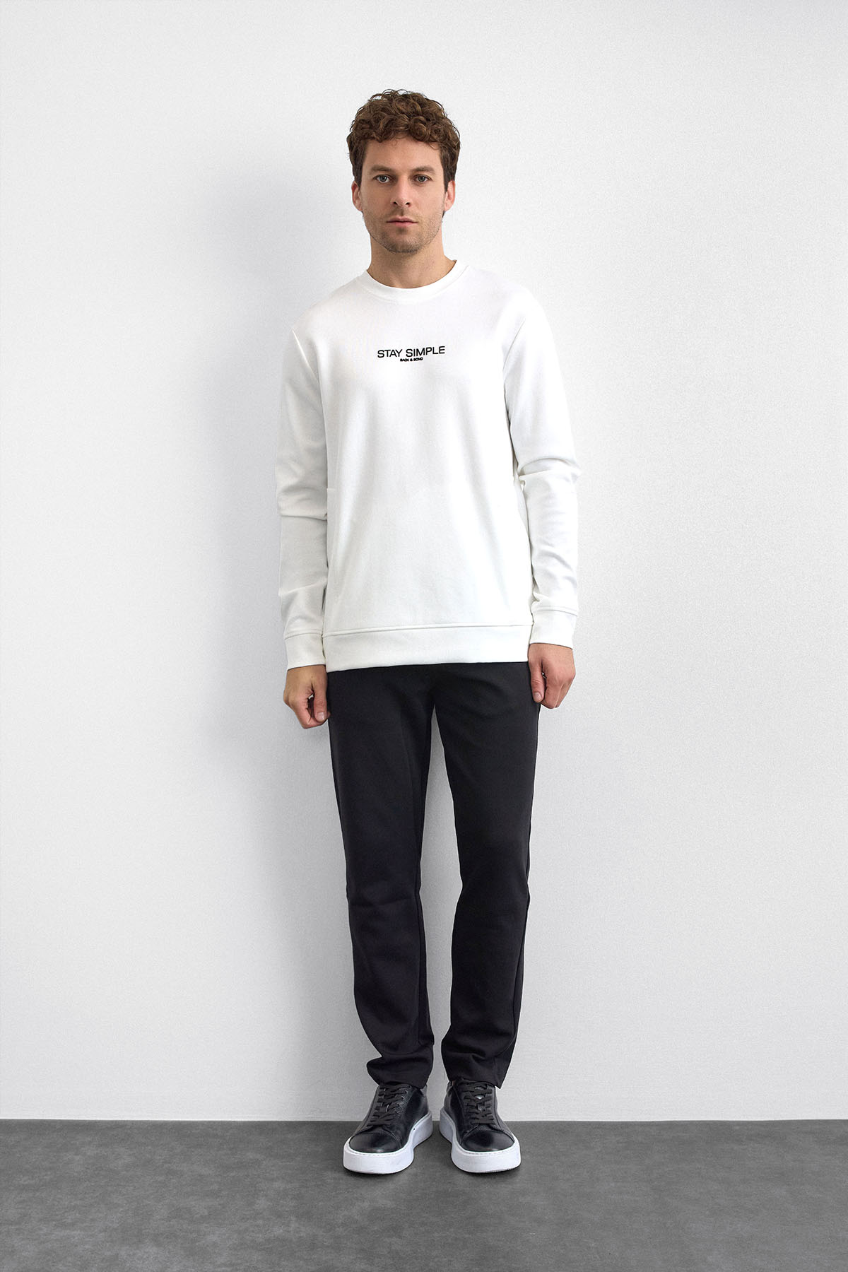 Beyaz Regular Fit Bisiklet Yaka Sweatshirt