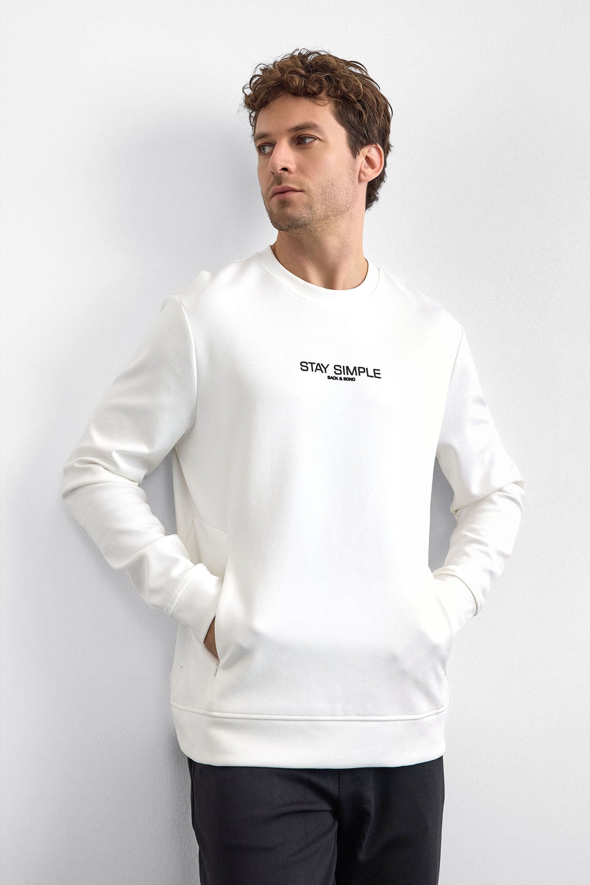 Beyaz Regular Fit Bisiklet Yaka Sweatshirt