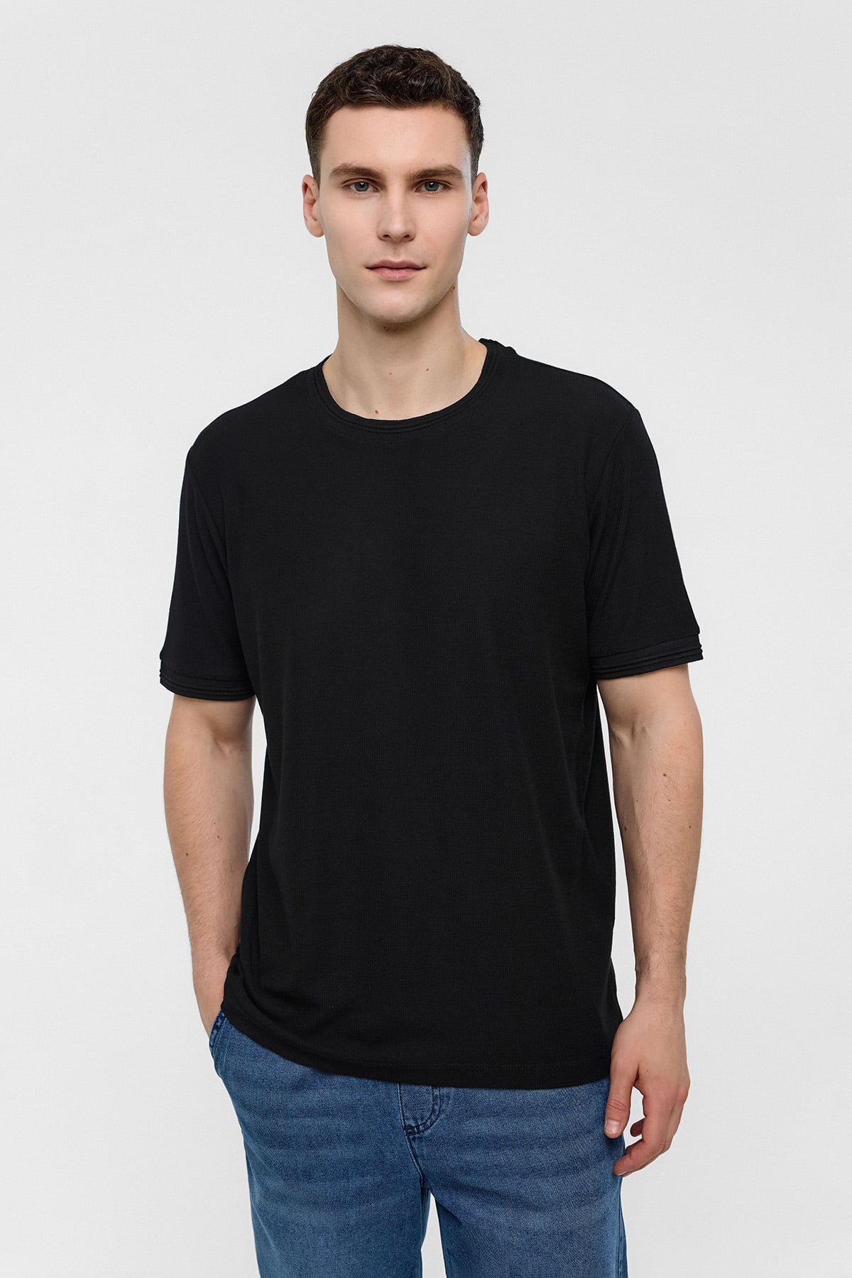 Siyah Regular Fit Bisiklet Yaka Tişört