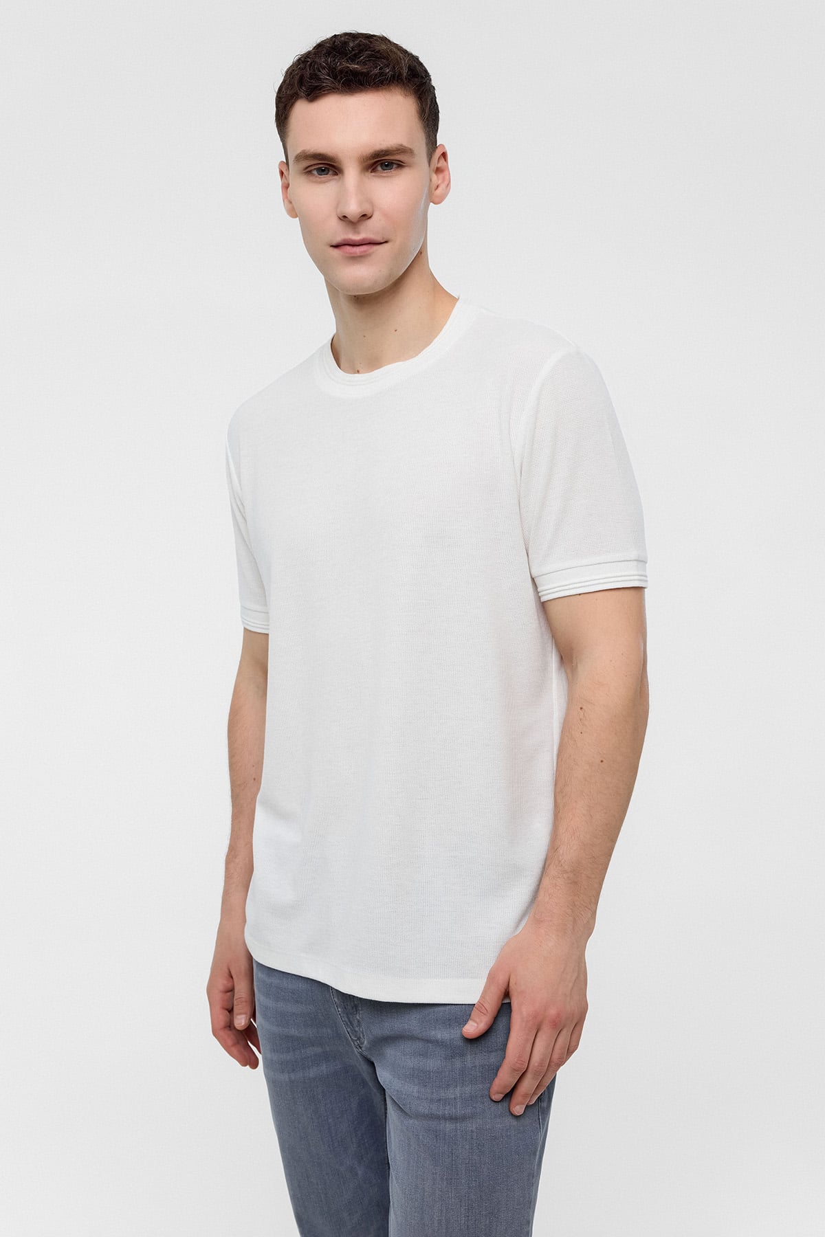 Beyaz Regular Fit Bisiklet Yaka Tişört