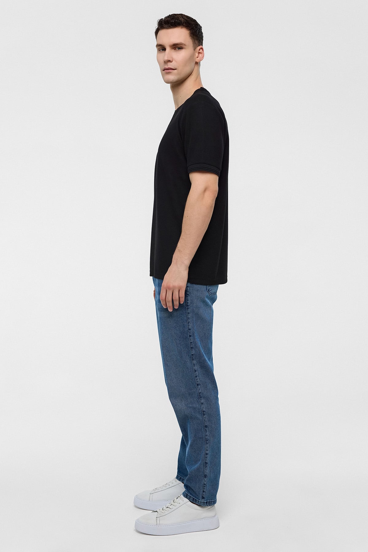 Siyah Regular Fit Bisiklet Yaka Tişört