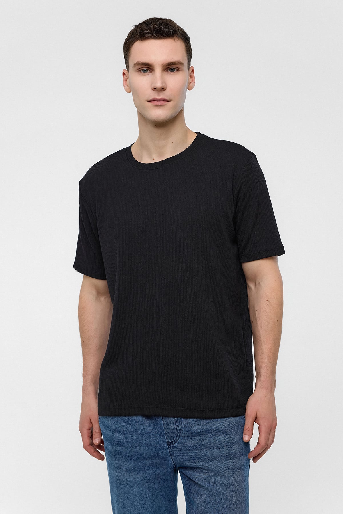 Siyah Regular Fit Bisiklet Yaka Tişört