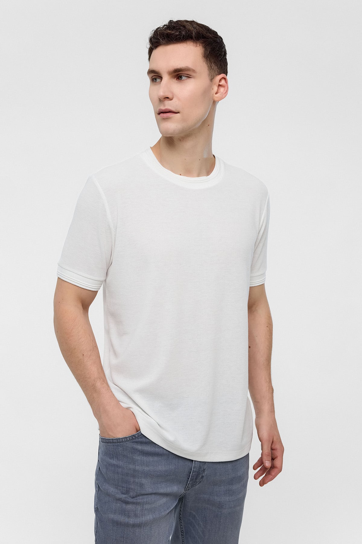 Beyaz Regular Fit Bisiklet Yaka Tişört