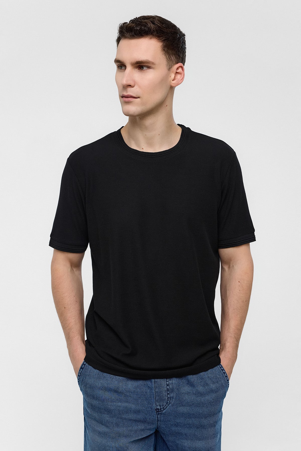 Siyah Regular Fit Bisiklet Yaka Tişört