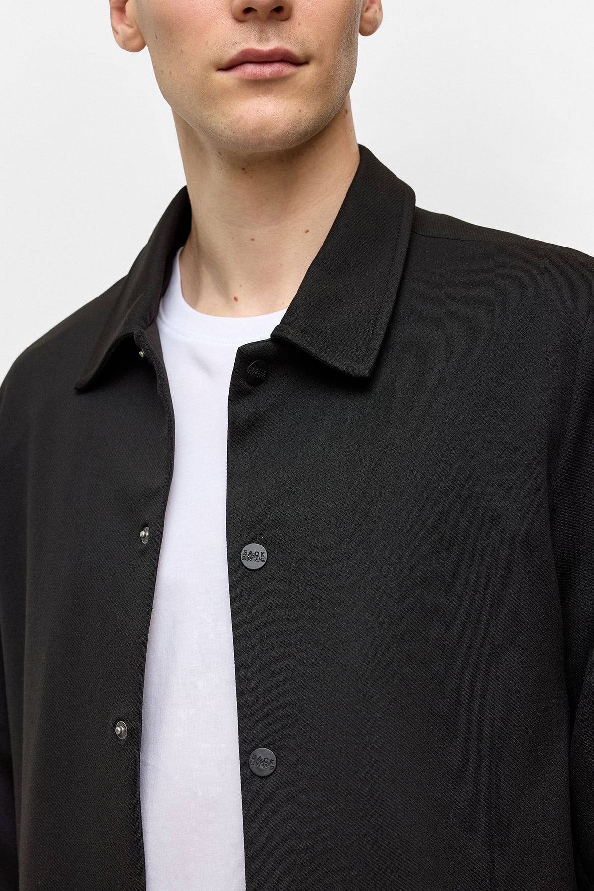 Siyah Regular Fit Jakarlı Gömlek Yaka Mont