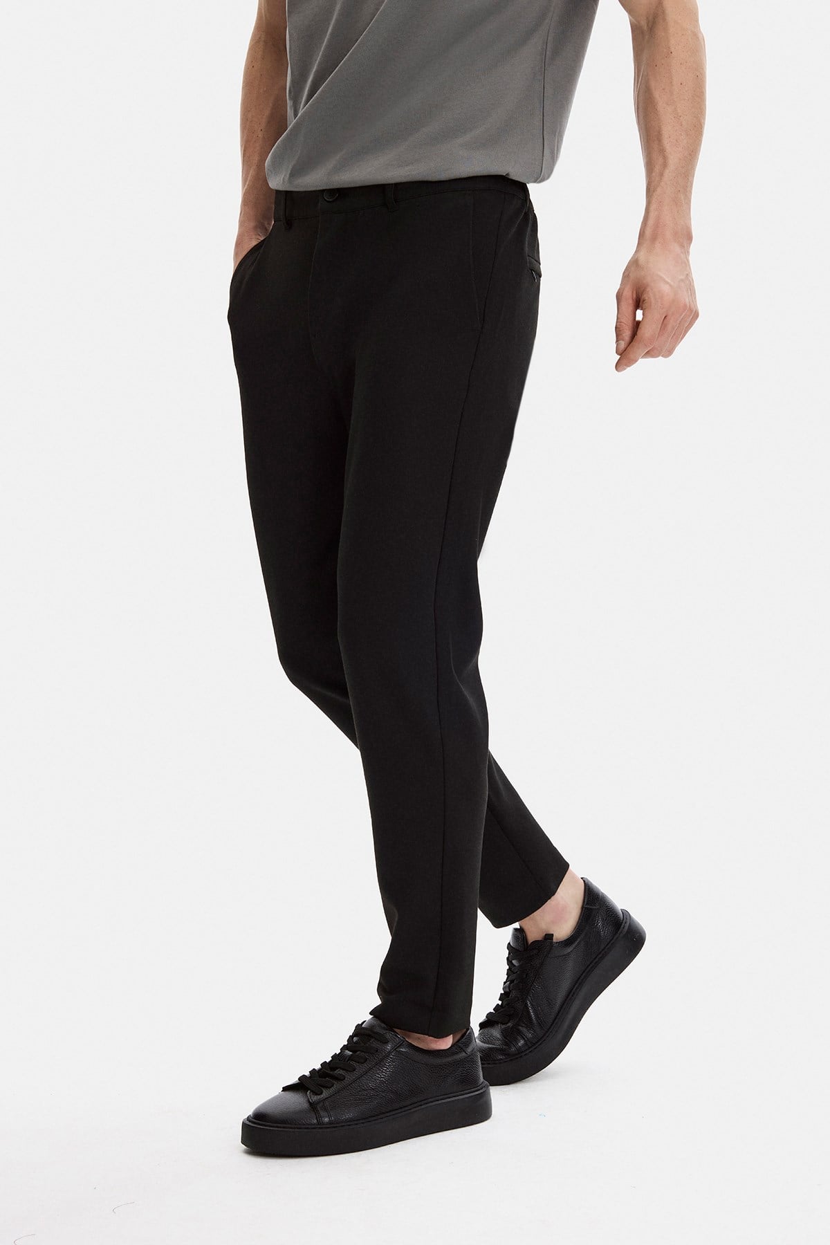 Siyah Regular Fit Diagonel Jakarlı Örme Pantolon