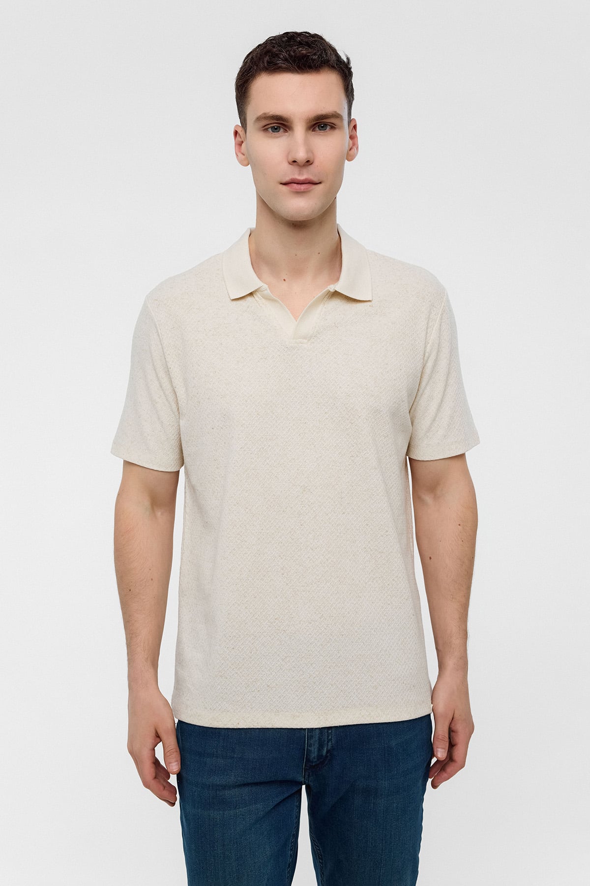 Ekru Regular Fit Düğmesiz Polo Yaka Tişört