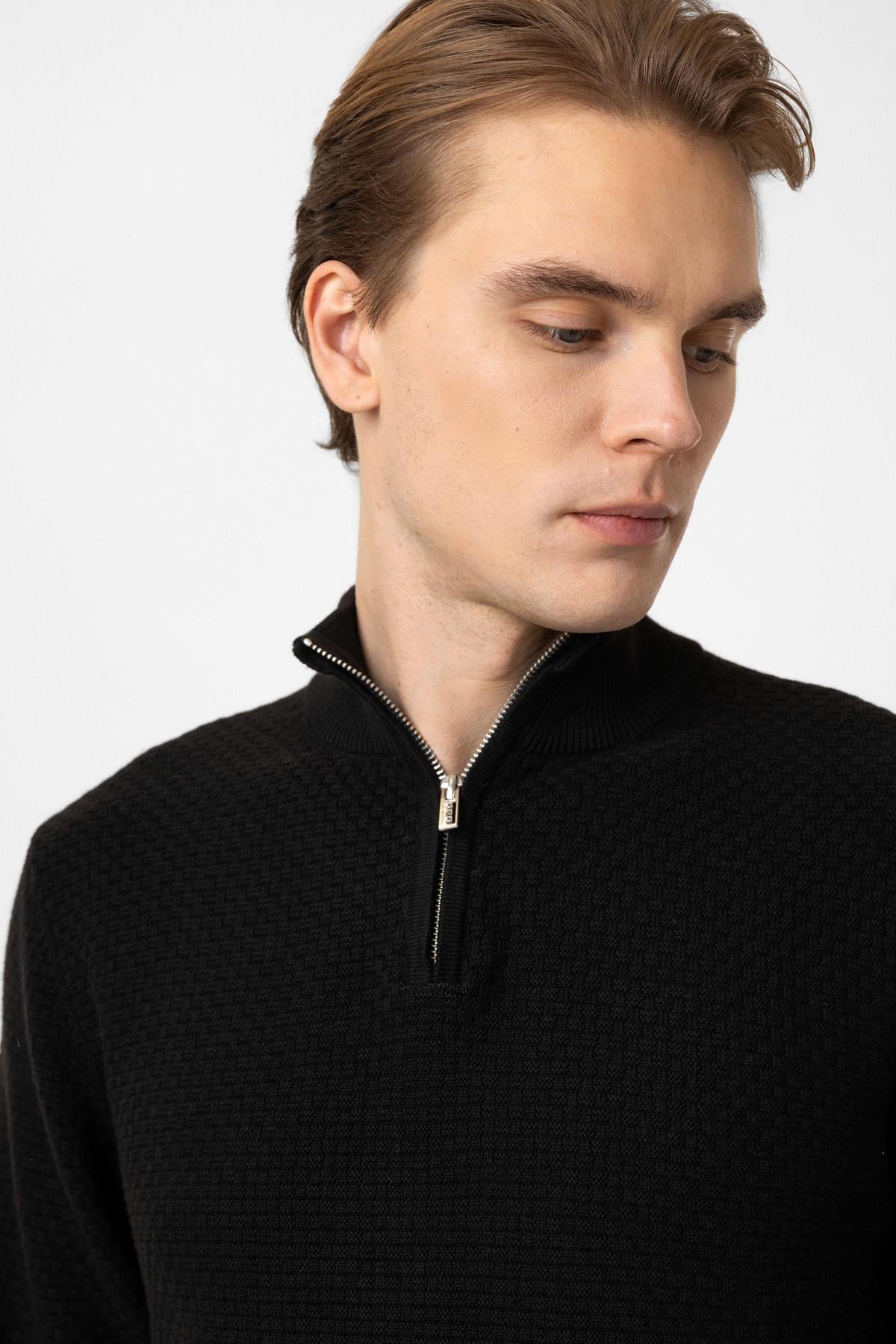 Siyah Regular Fit Desenli Dik Yaka Yarım Fermuarlı Triko Kazak