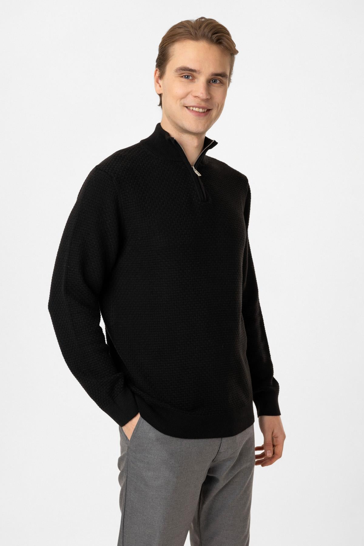 Siyah Regular Fit Desenli Dik Yaka Yarım Fermuarlı Triko Kazak