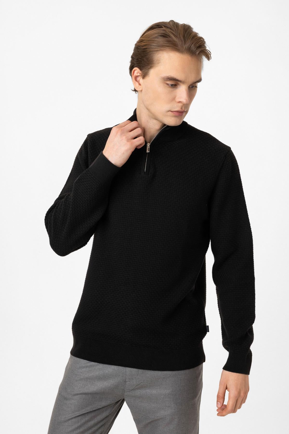 Siyah Regular Fit Desenli Dik Yaka Yarım Fermuarlı Triko Kazak