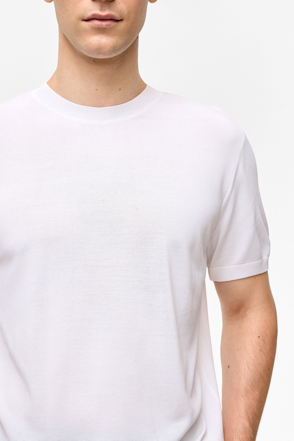 Beyaz Regular Fit Triko Bisiklet Yaka Tişört