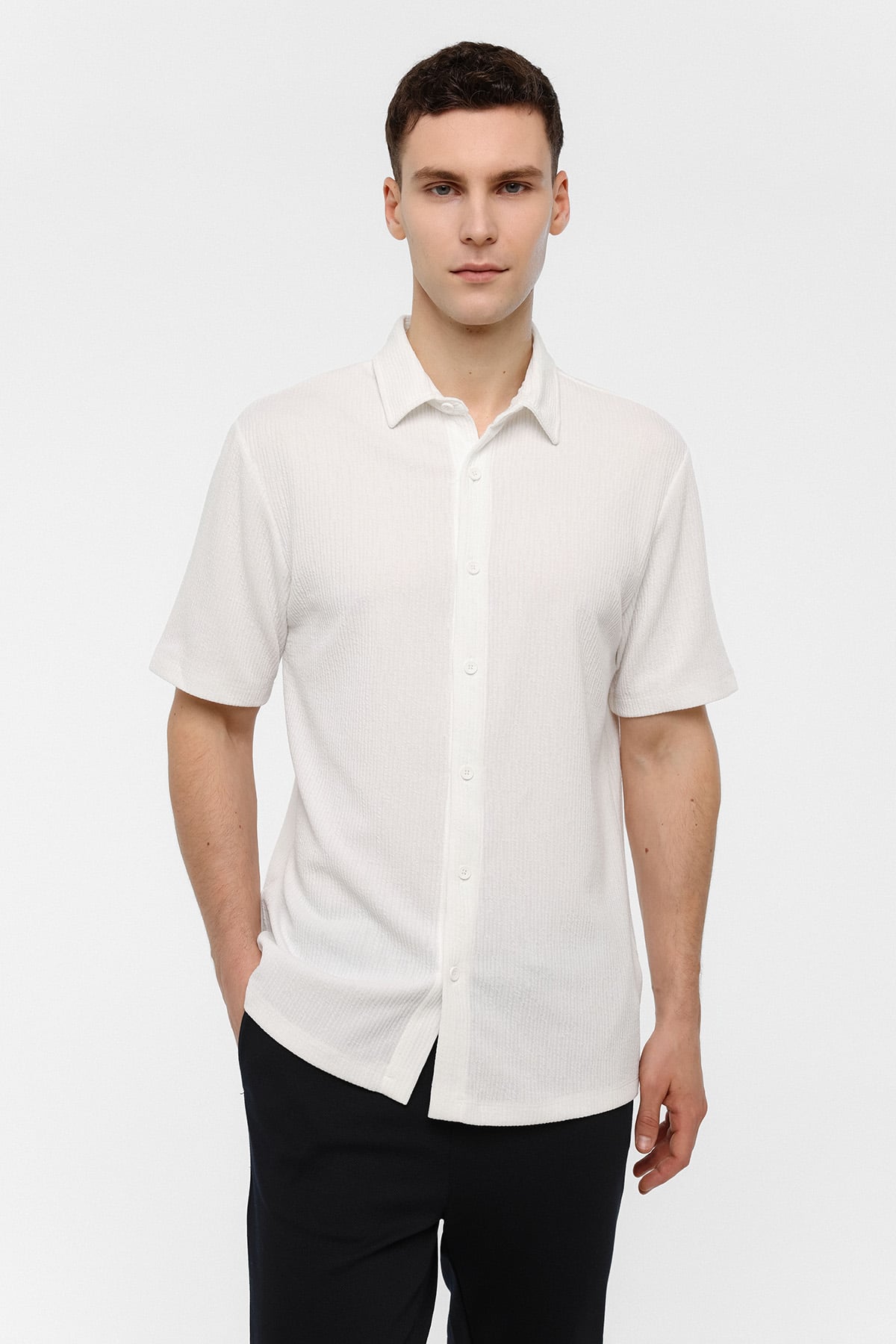 Beyaz Regular Fit Örme Kısa Kollu Gömlek