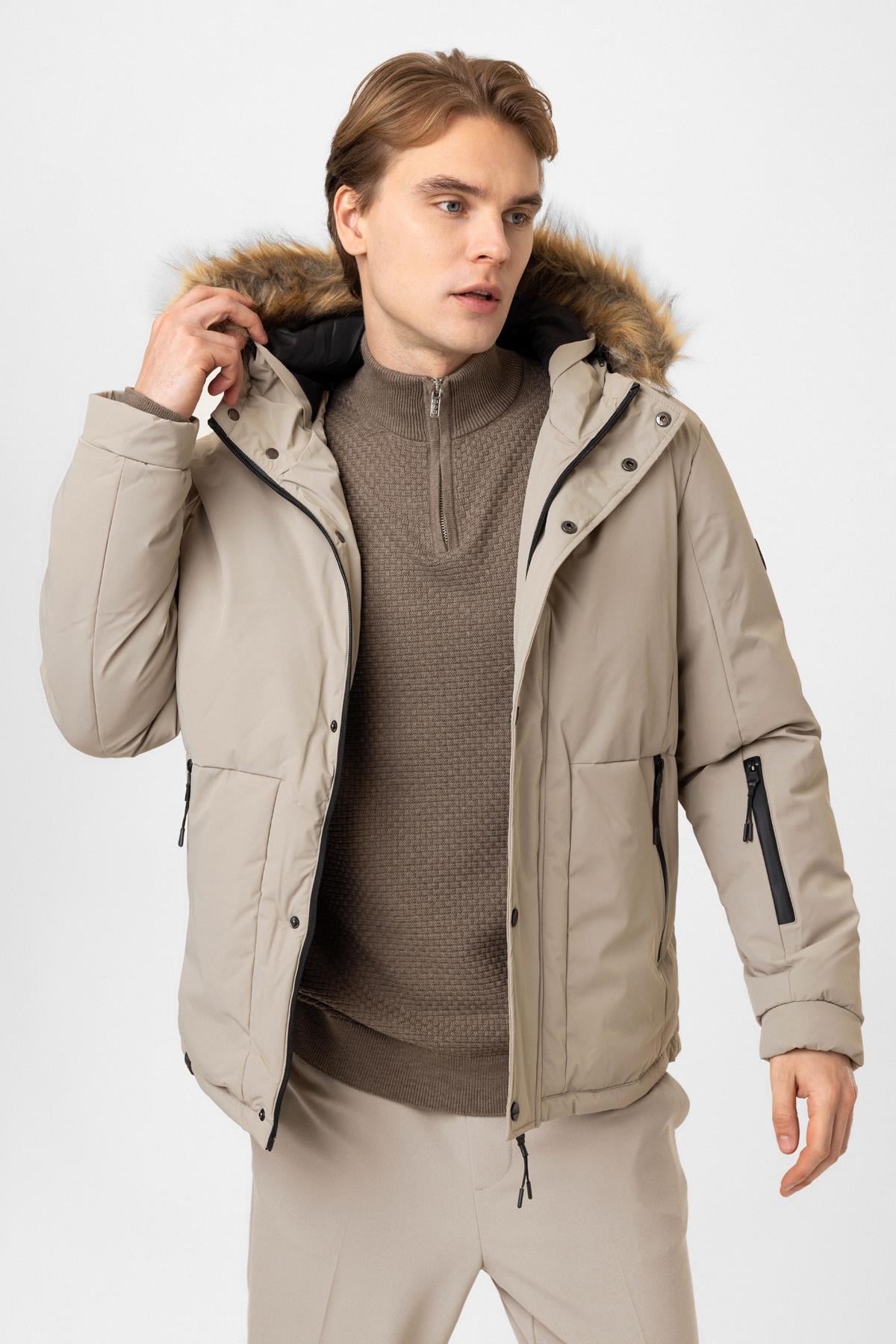 Bej Regular Fit Kapüşonlu Kürklü Puffer Mont