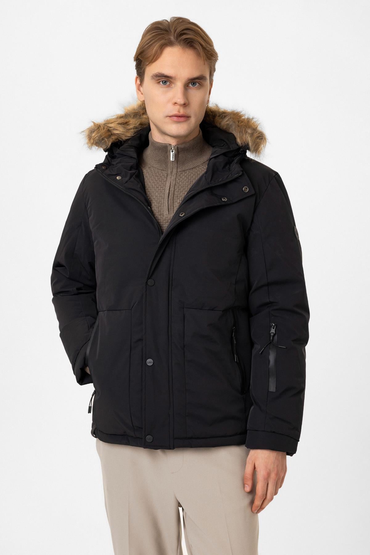 Siyah Regular Fit Kapüşonlu Kürklü Puffer Mont