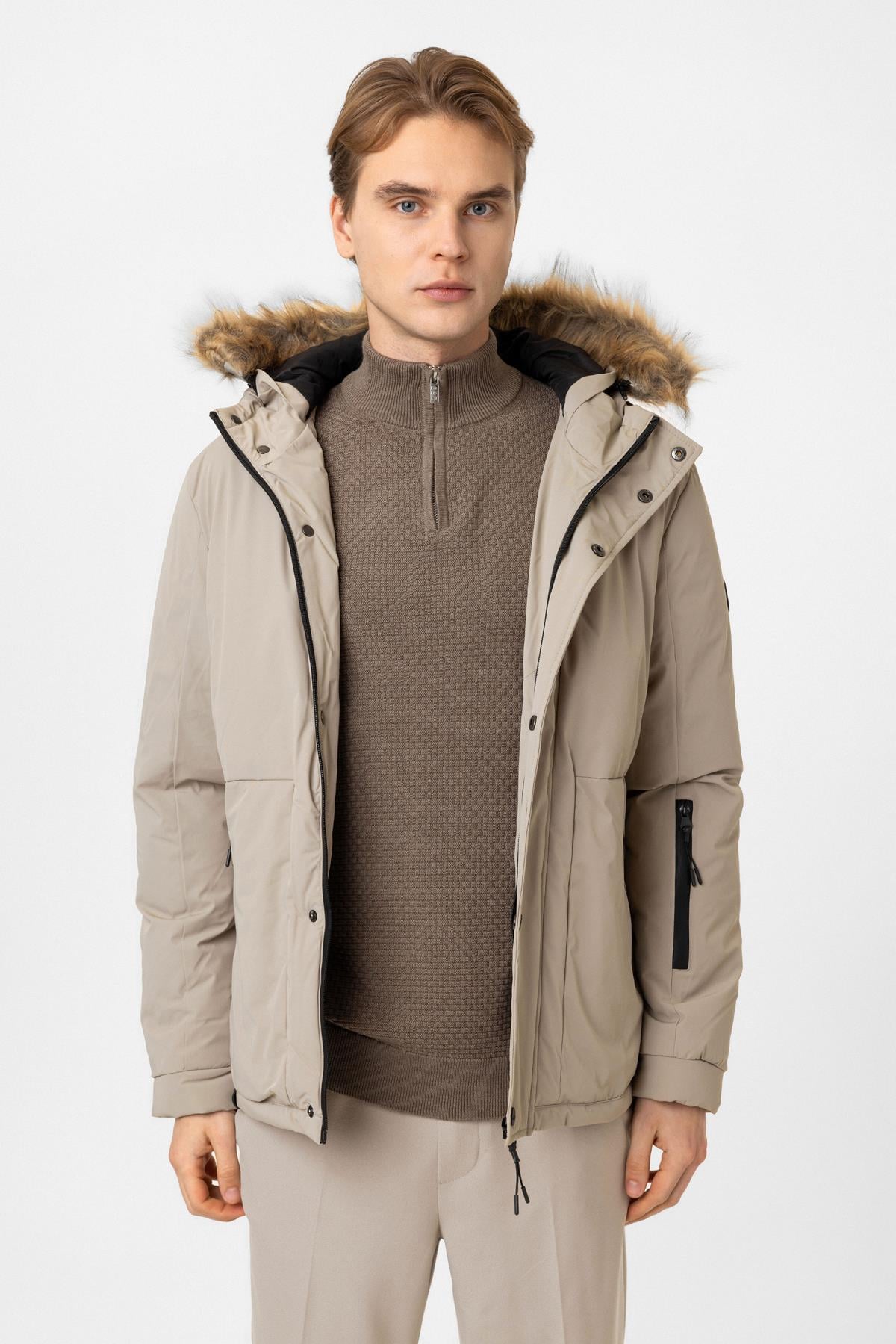 Bej Regular Fit Kapüşonlu Kürklü Puffer Mont