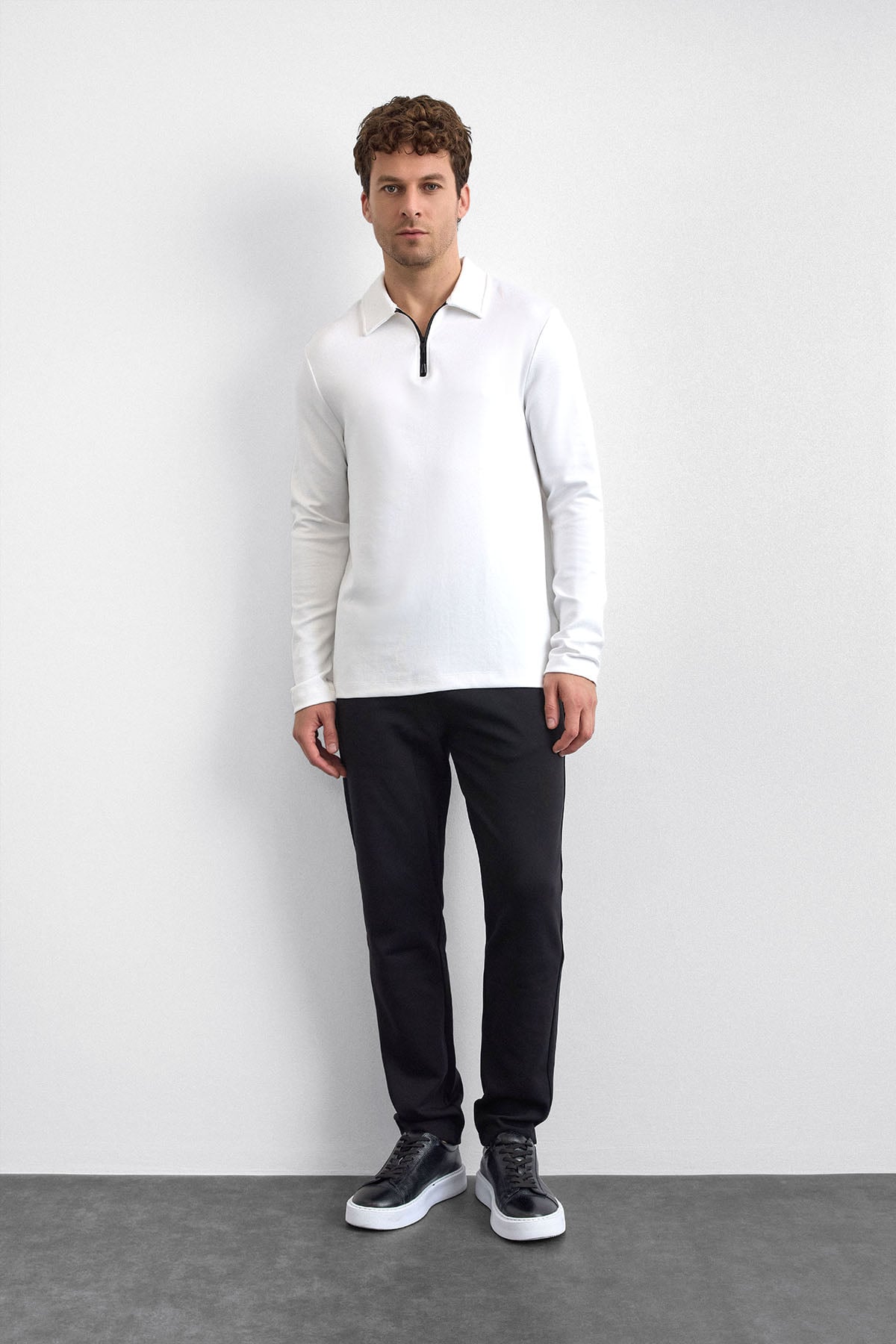 Beyaz Regular Fit Gömlek Yaka Yarım Fermuarlı Sweatshirt