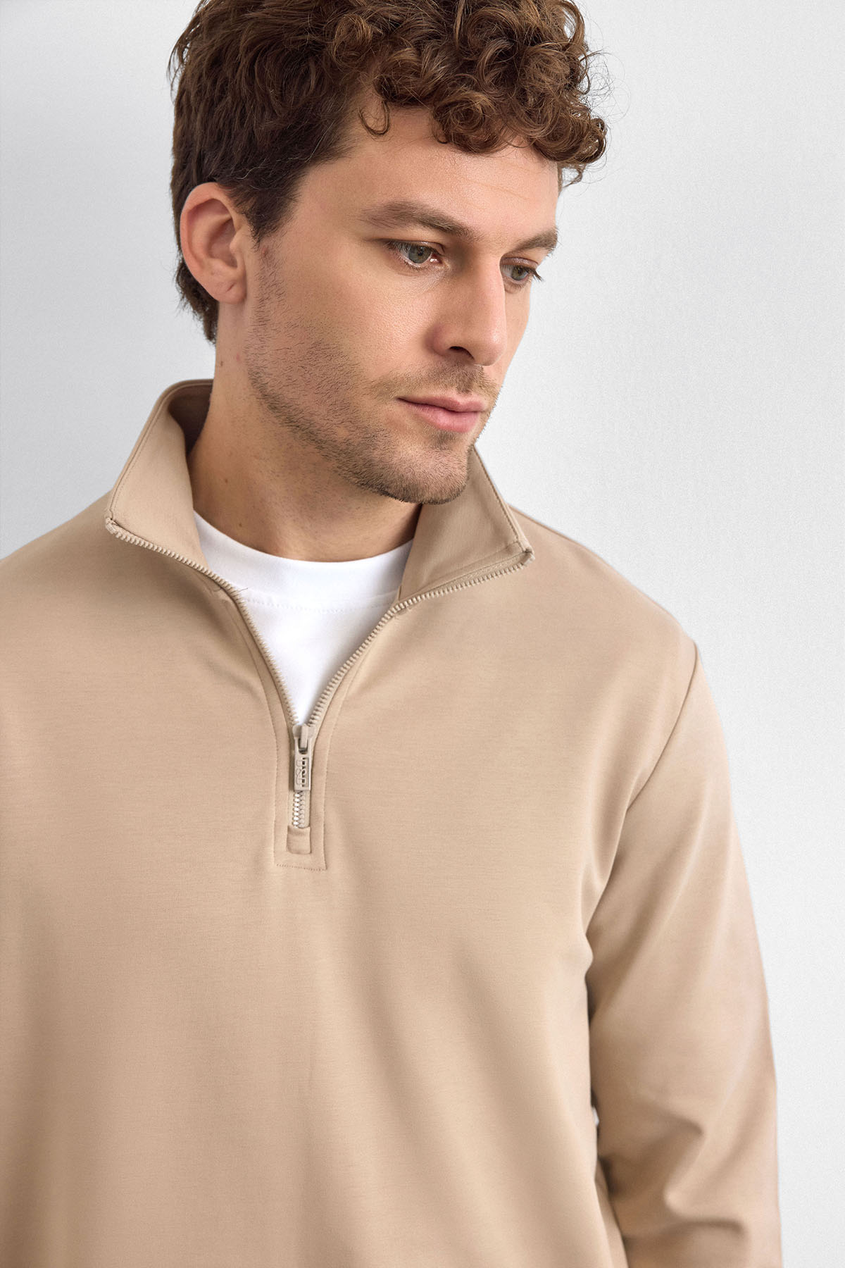 Bej Regular Fit Dik Yaka Yarım Fermuarlı Sweatshirt