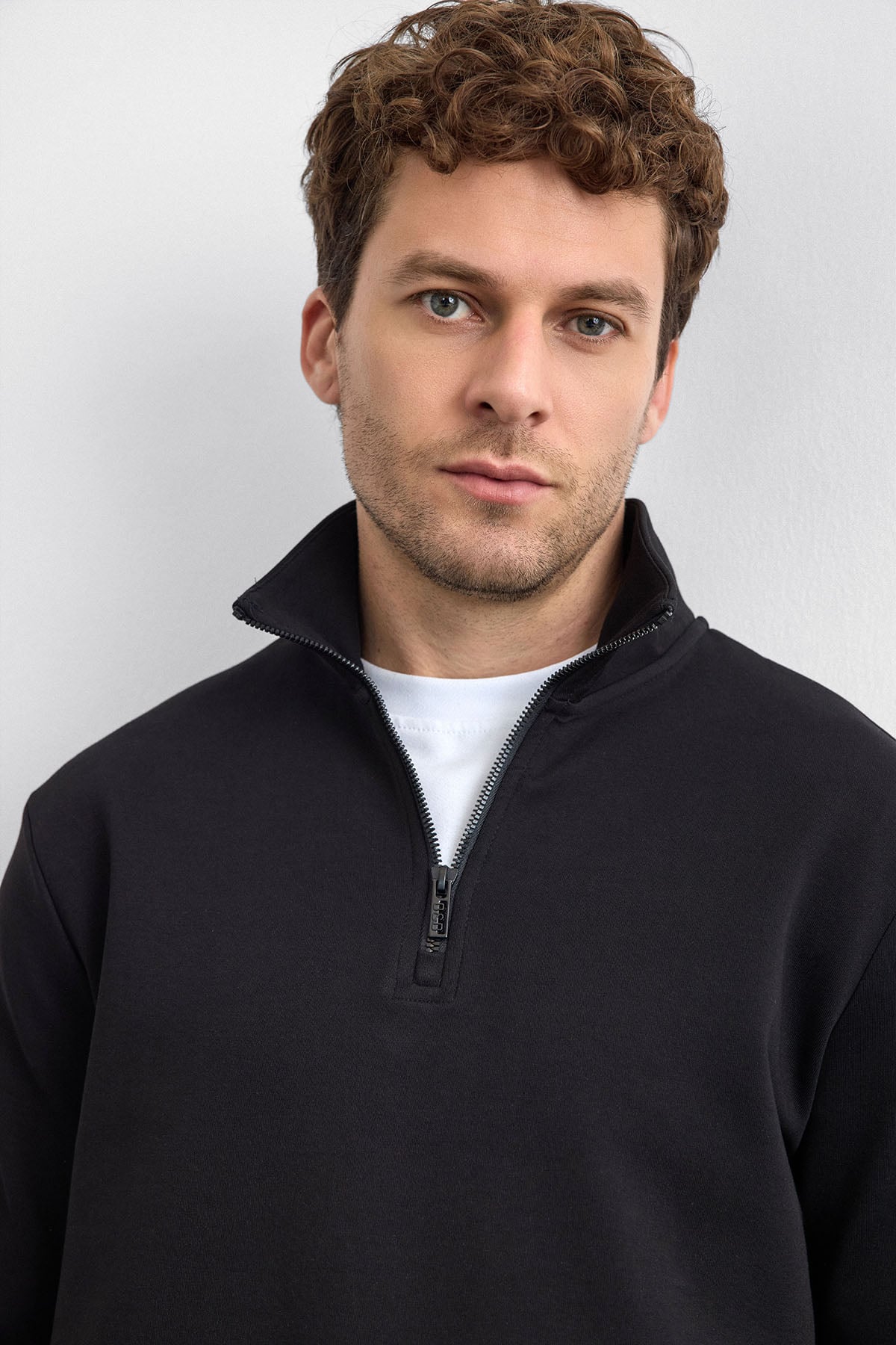 Siyah Regular Fit Dik Yaka Yarım Fermuarlı Sweatshirt