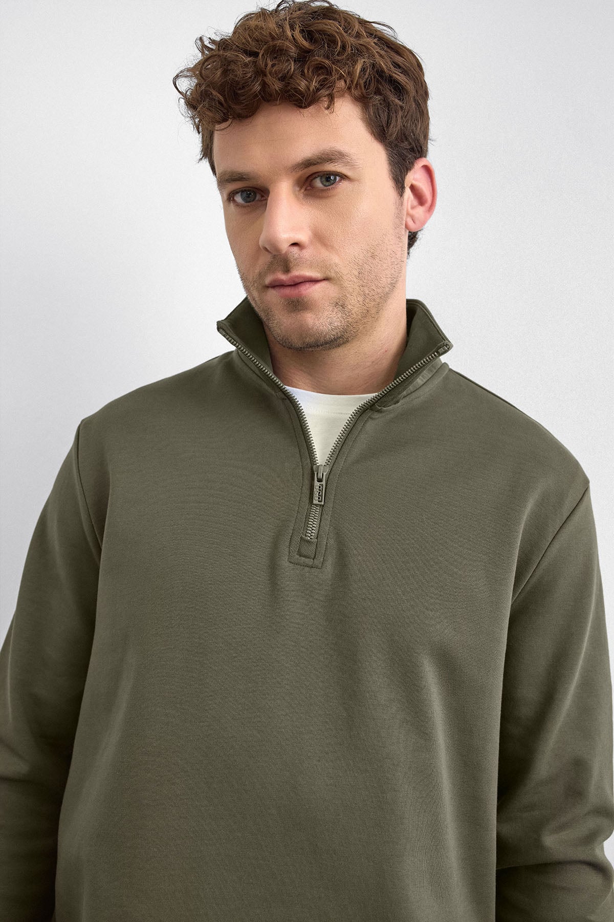 Haki Regular Fit Dik Yaka Yarım Fermuarlı Sweatshirt