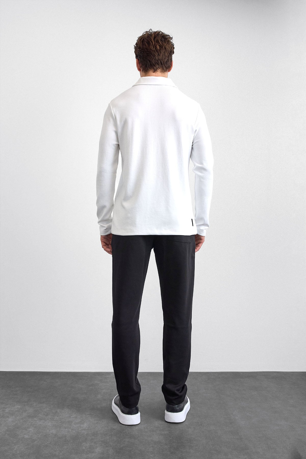 Beyaz Regular Fit Gömlek Yaka Yarım Fermuarlı Sweatshirt