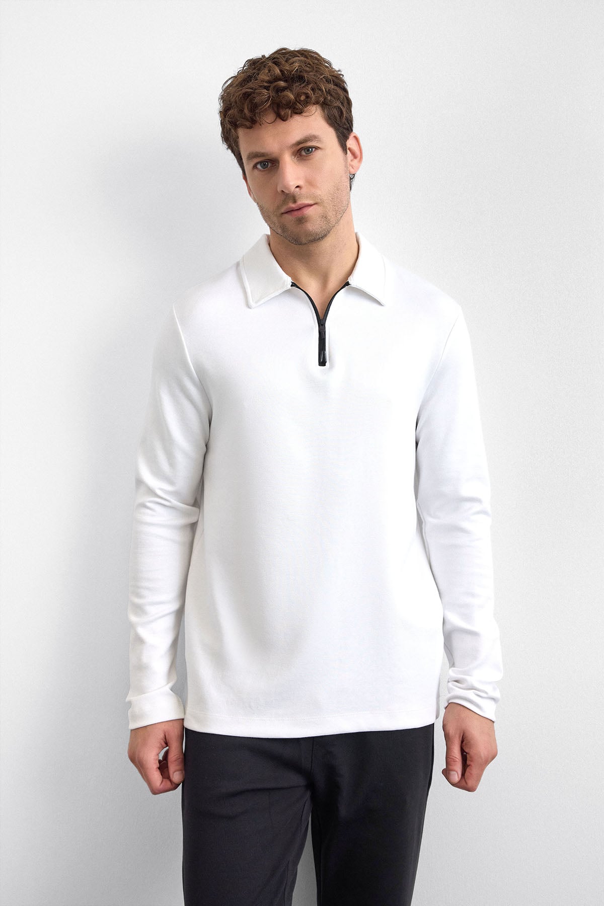 Beyaz Regular Fit Gömlek Yaka Yarım Fermuarlı Sweatshirt