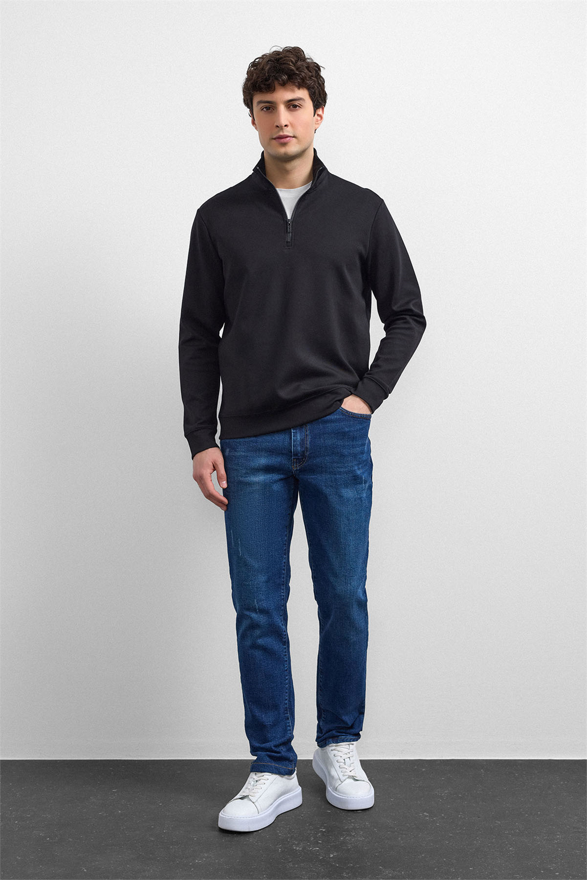Siyah Regular Fit Yarım Fermuarlı Sweatshirt