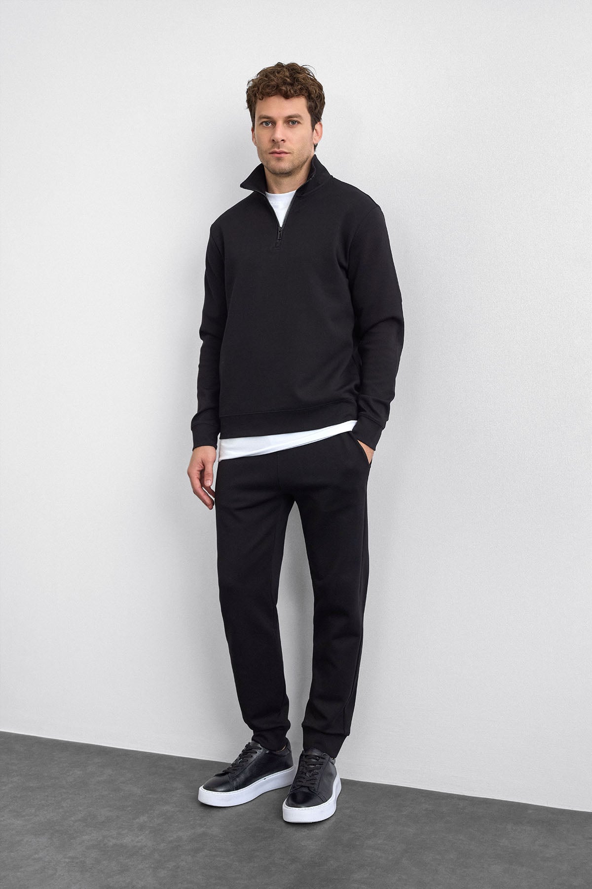 Siyah Regular Fit Dik Yaka Yarım Fermuarlı Sweatshirt