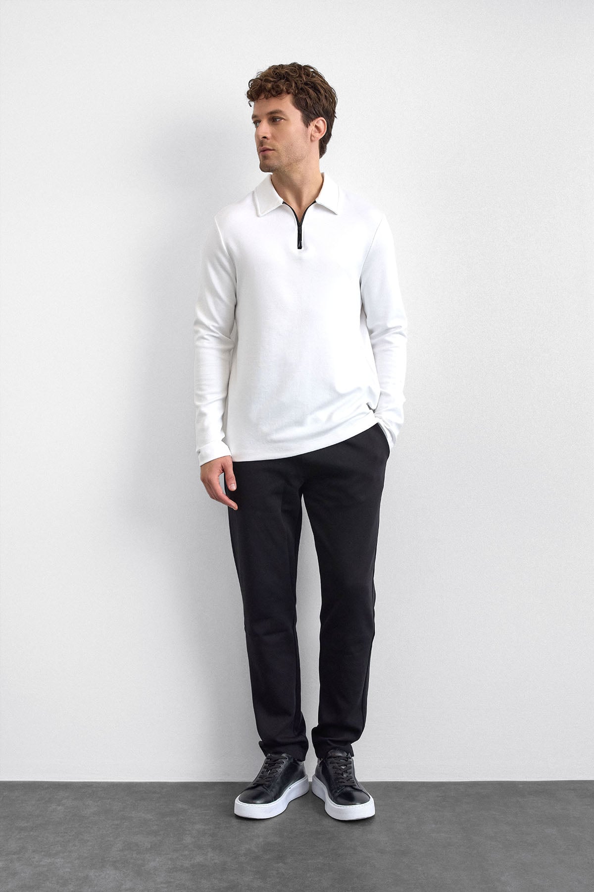 Beyaz Regular Fit Gömlek Yaka Yarım Fermuarlı Sweatshirt