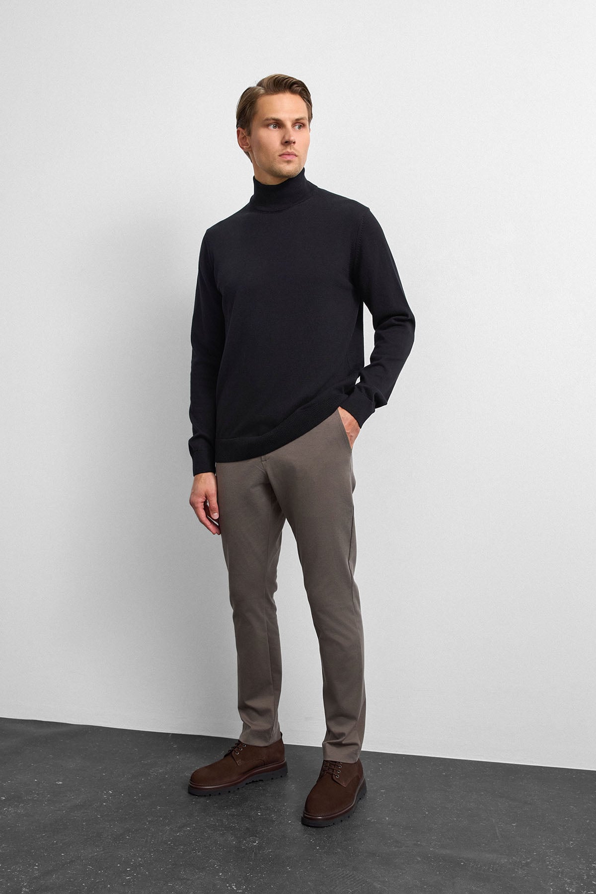 Siyah Regular Fit Balıkçı Yaka Triko Kazak