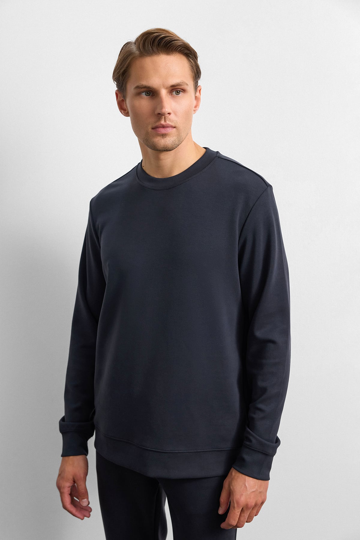 Siyah Regular Fit Bisiklet Yaka Sweatshirt