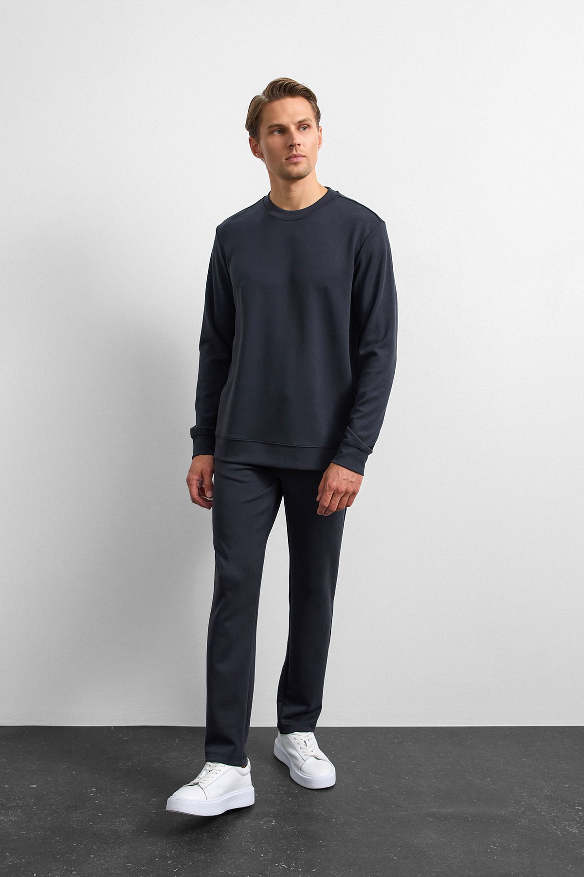 Siyah Regular Fit Bisiklet Yaka Sweatshirt