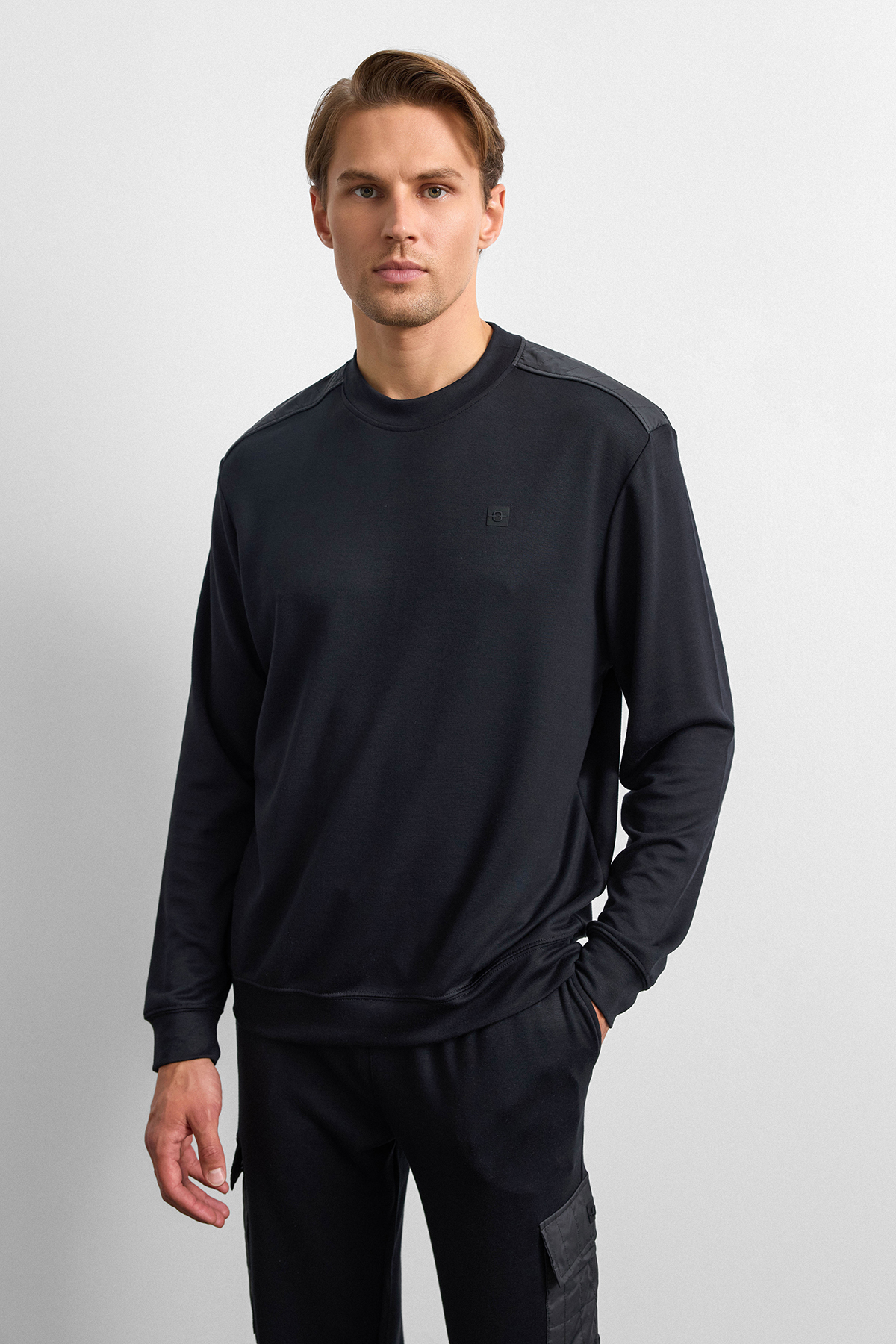 Siyah Omuz Detaylı Bisiklet Yaka Sweatshirt 