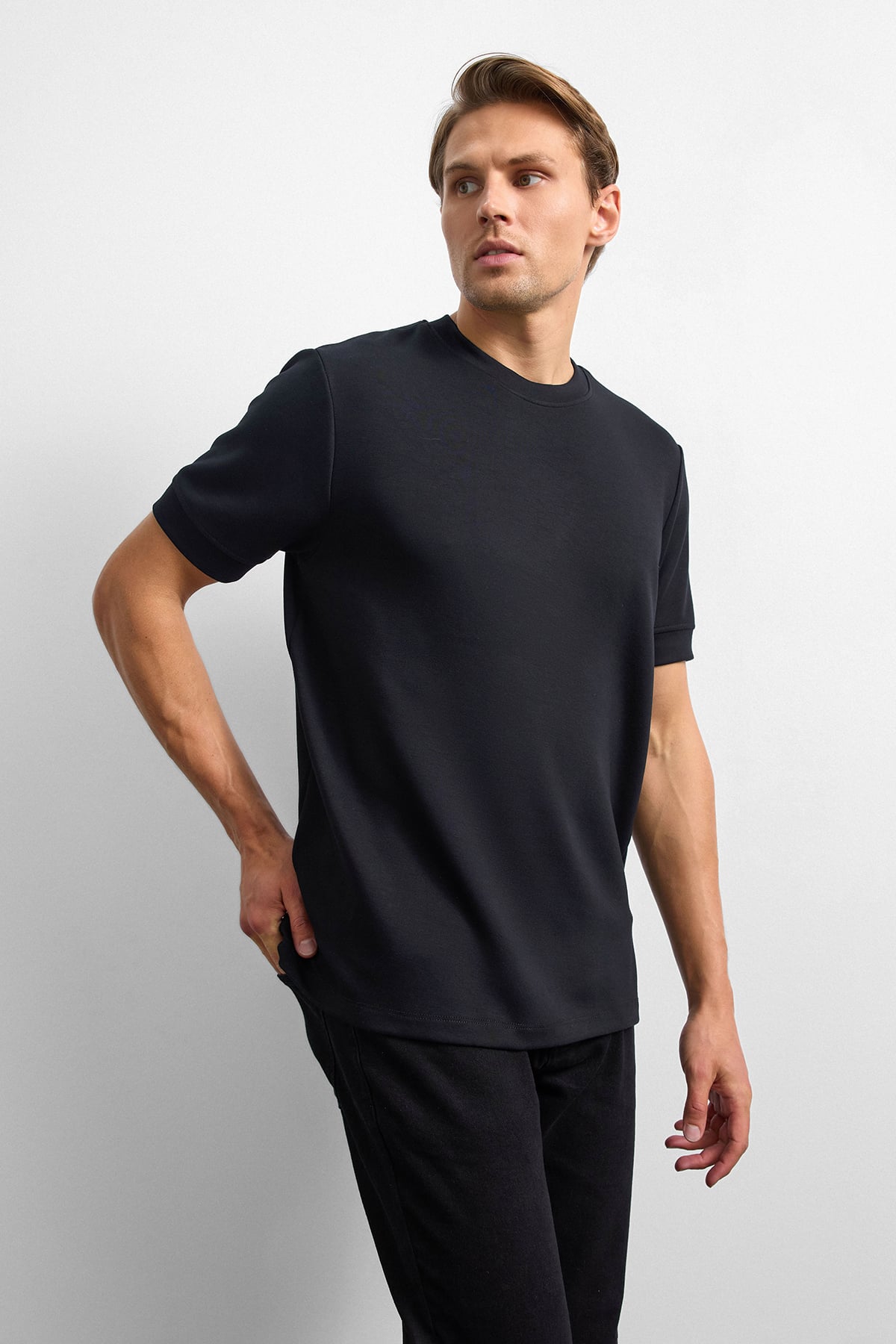 Siyah Regular Fit Bisiklet Yaka Tişört