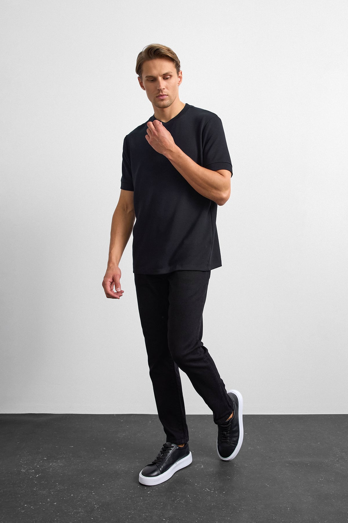 Siyah Regular Fit Bisiklet Yaka Tişört