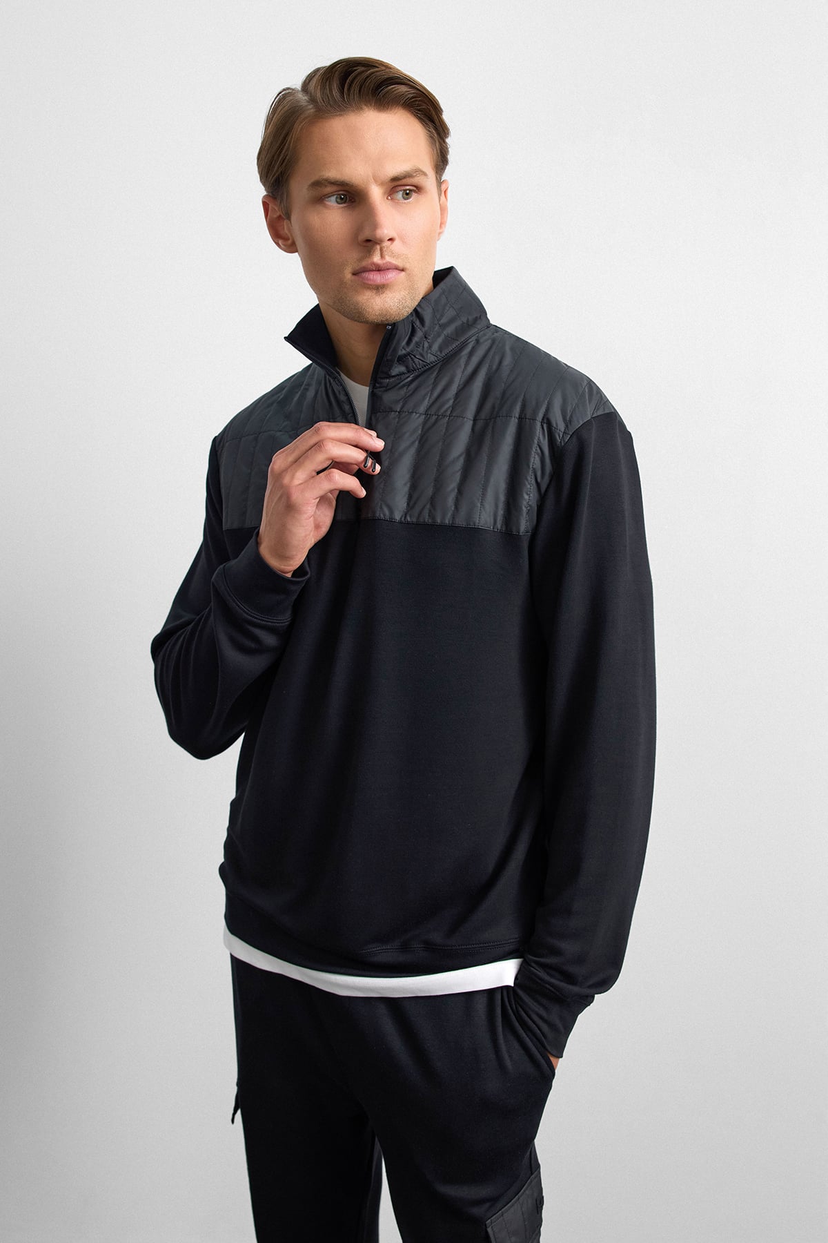 Siyah Regular Fit Dik Yaka Fermuarlı Sweatshirt