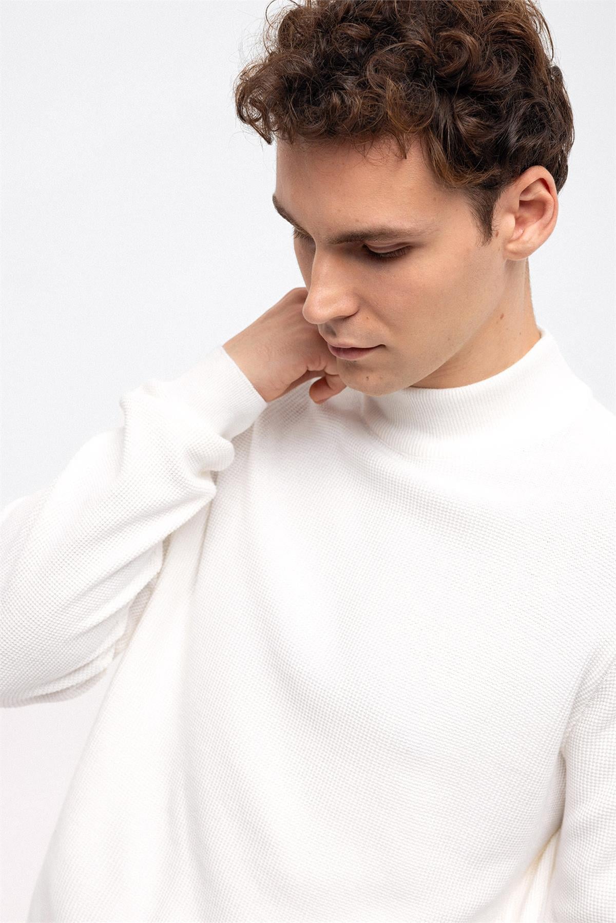 Beyaz Regular Fit Pamuklu Yarım Balıkçı Yaka Triko Kazak