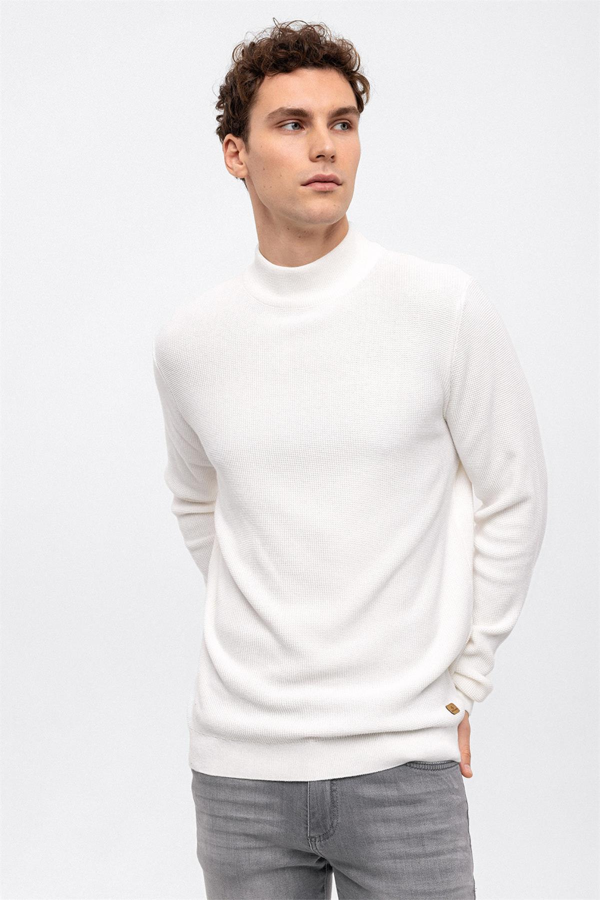 Beyaz Regular Fit Pamuklu Yarım Balıkçı Yaka Triko Kazak