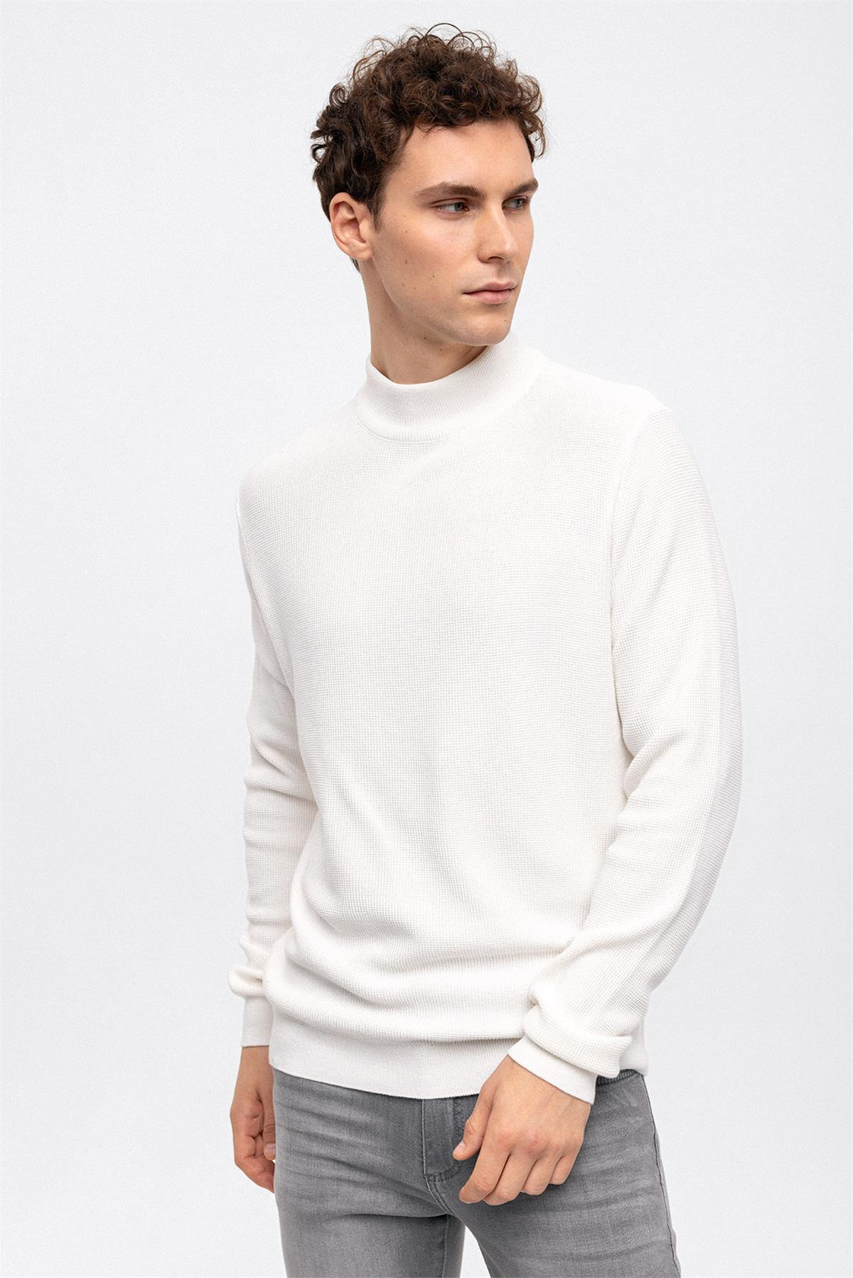 Beyaz Regular Fit Pamuklu Yarım Balıkçı Yaka Triko Kazak