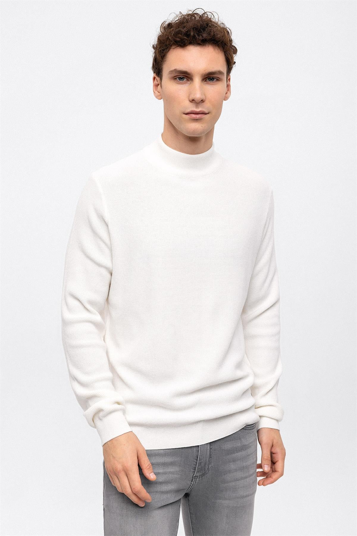 Beyaz Regular Fit Pamuklu Yarım Balıkçı Yaka Triko Kazak