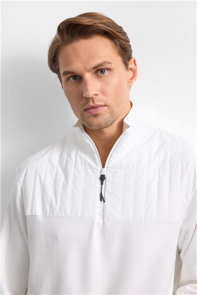 Beyaz Regular Fit Dik Yaka Fermuarlı Sweatshirt