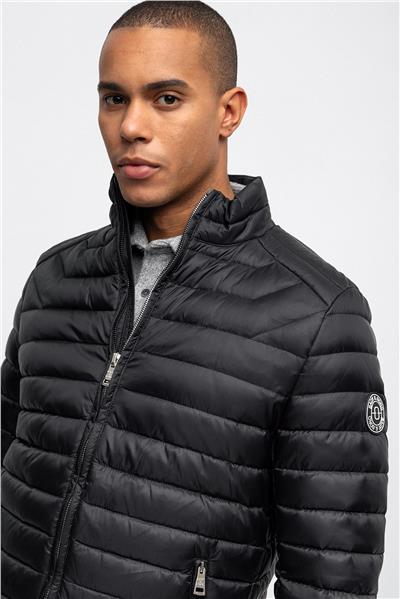 Siyah Regular Fit Su Geçirmez Kapitone Dik Yaka Şişme Mont