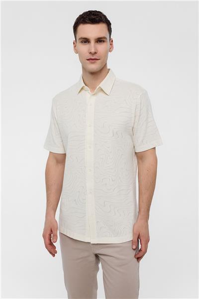 Beyaz Regular Fit Jakarlı Kısa Kollu Gömlek