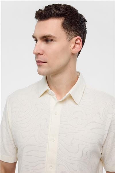 Beyaz Regular Fit Jakarlı Kısa Kollu Gömlek