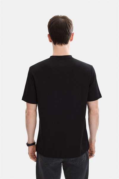 Siyah Regular Fit Bisiklet Yaka Tişört