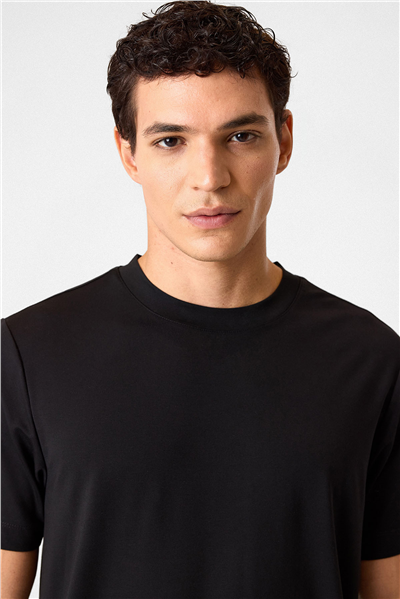 Siyah Regular Fit Bisiklet Yaka Tişört