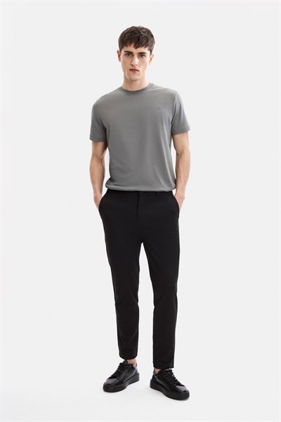 Siyah Regular Fit Diagonel Jakarlı Örme Pantolon